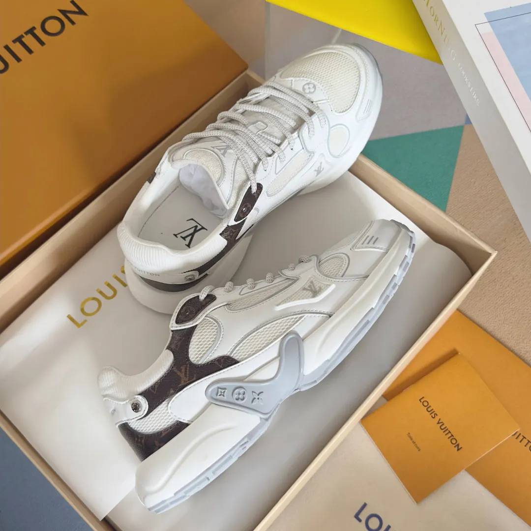 Top version: Couple model 640💰 LV Louis Vuitton L House Donkey Brand Latest Olympia Series Couple Model Silver Horn King Casual Sports Shoes Running Shoes This LV Olympia sports shoe combines mesh fabric and metallic synthetic leather and other technical fabrics to reinterpret the classic running shoe design with a neat and simple design. Lightweight EVA outsole provides a stretchy fit. Rich details such as Monogram embossing and LV letters establish recognition. Exquisite packaging at the delivery counter🛍📦 ▪️Fabric: original imported technical fabric + mesh ▪️Inner lining: original customized breathable mesh ▪️Sole: original molded rubber foam material ▪️Sole thickness: 3.5CM ▪️Size: women's 35-40 / men's 39-44